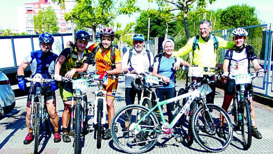 Arriba, participantes en la ruta BTT. A la derecha, el Collado Plano y la peña Manteca.