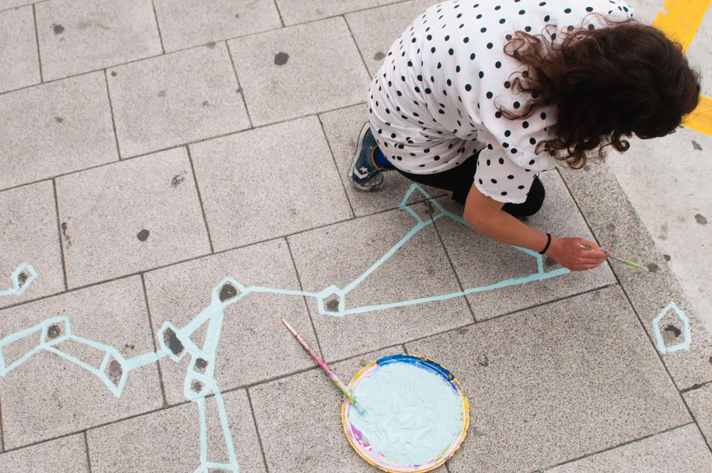 La artista Paula Fraile traza un mapa de color entre los restos de chicles que invaden las calles de la ciudad, dentro del ciclo 'Expontáneas'