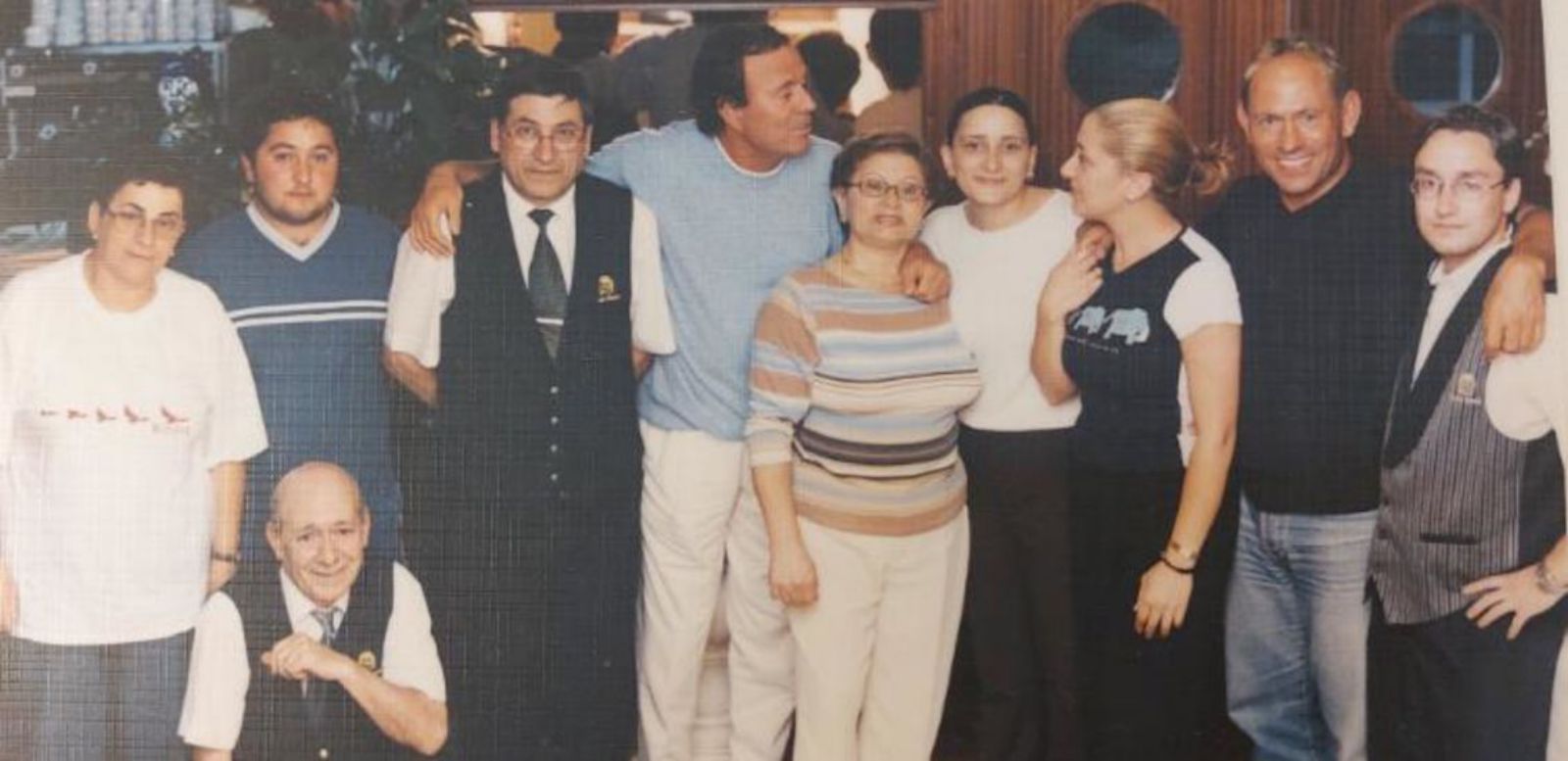 En otra visita de Julio Iglesias a Casa Simón.