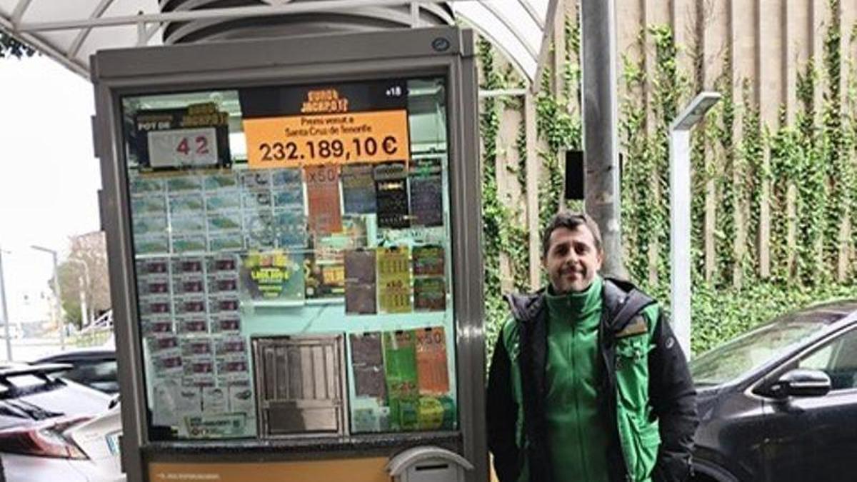 El venedor Martín Coronel, al quiosc des d'on ha venut el cupó premiat.