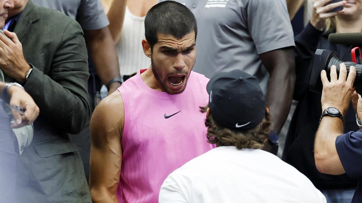 Alcaraz, eufórico, celebra el último US Open junto a Ferrero.