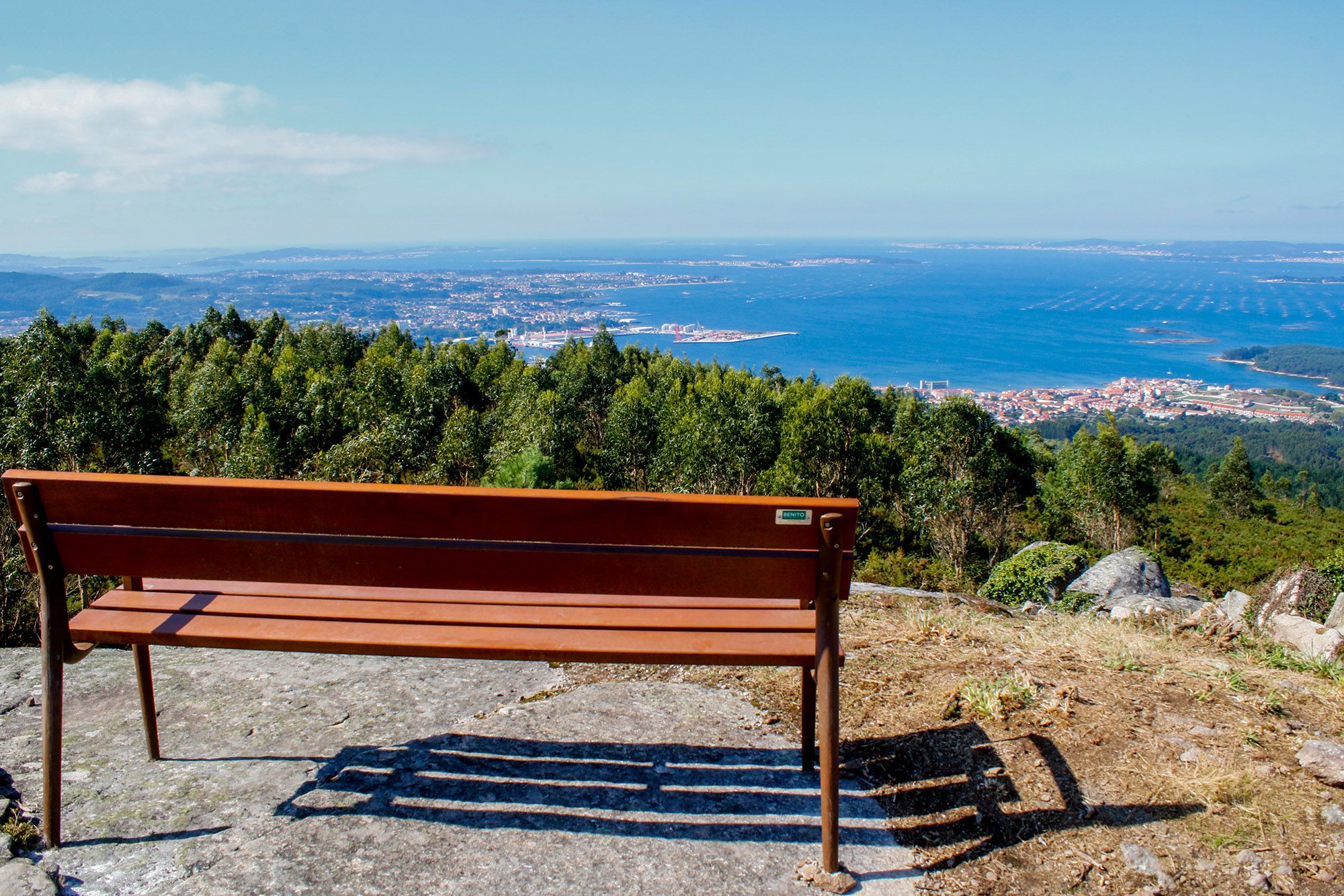 Un banco mira hacia el río Ulla y otro hacia la ría de Arousa