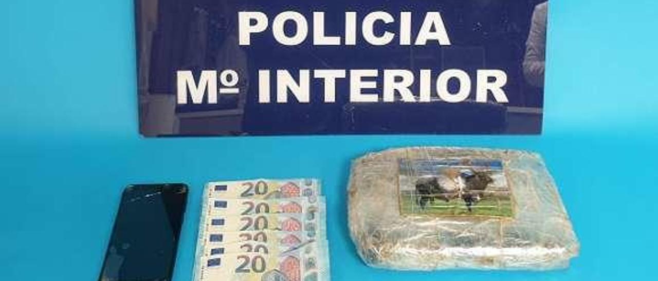 Droga y otros efectos intervenidos por la Policía Nacional. // Comisaría