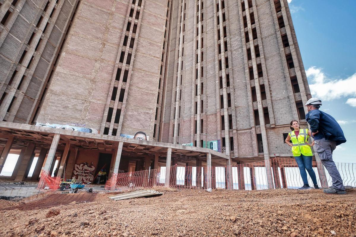 Trabajos de demolición de las escaleras de los pisos bajos del mamotreto de Añaza