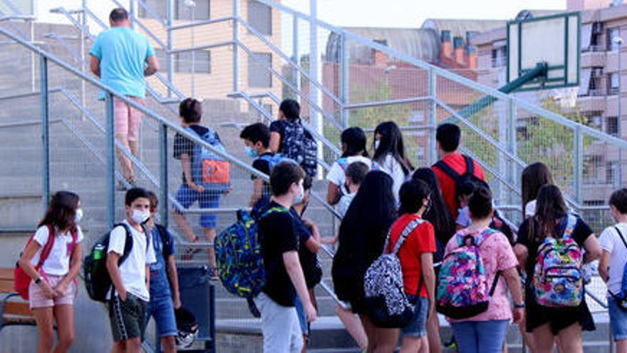 Un grup d&#039;alumnes d&#039;ESO dirigint-se a una de les classes de l&#039;institut Cristòfol Despuig de Tortosa