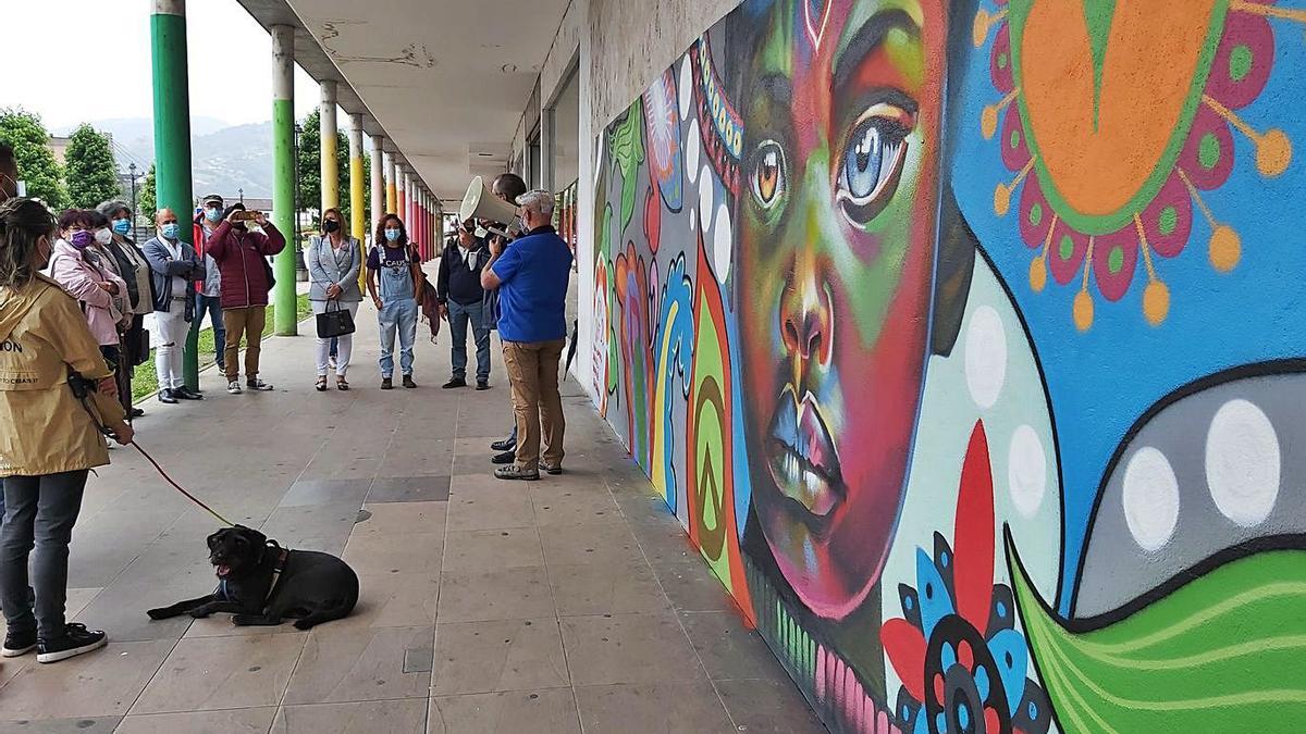 Langreo inaugura un mural para conmemorar el Día del Refugiado | LNE