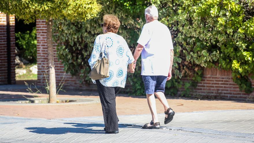 Un matrimonio de jubilados --público objetivo de la hipoteca inversa--, durante un paseo. Los expertos creen que esta figura se contratará más en los próximos años si aumentan las pensiones bajas.