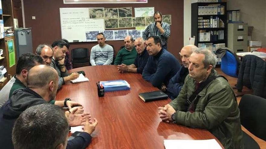 Reunión de representantes de las comunidades de montes para conocer el proyecto. // CM Vincios