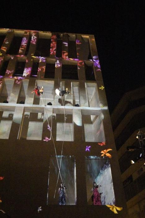 Danza vertical sobre la fachada del Moneo