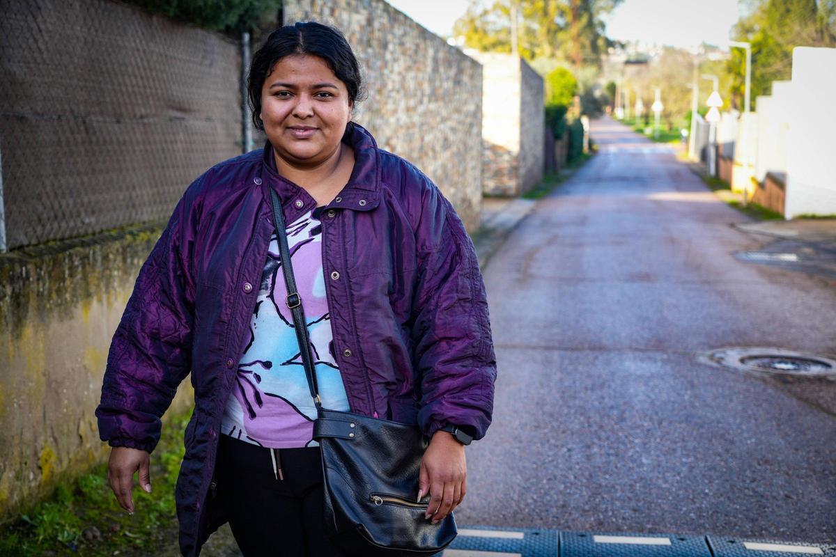 Belén G., de camino a la casa en la que trabaja en Los Lebratos.