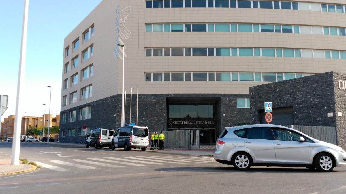 Piden prisión permanente a una pareja de Elche por estrangular al hijo de solo 2 años