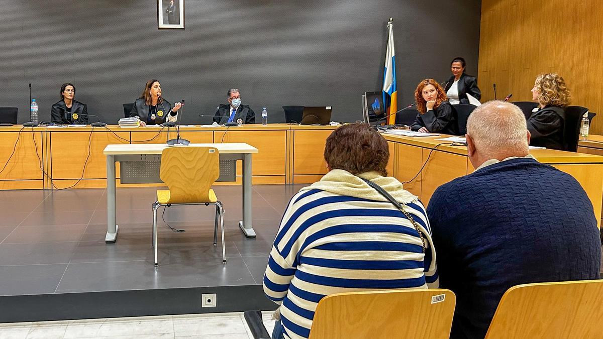 Los acusados, de espaldas, frente a la Sección Segunda de la Audiencia de Las Palmas.