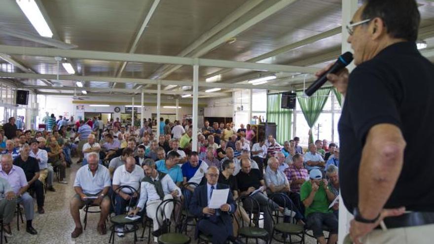 El director de la puja se dirige al público.