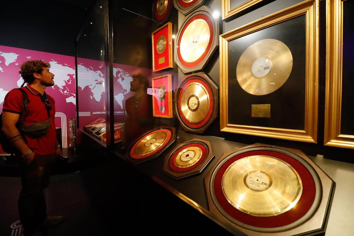 Algunos de los discos de oro obtenidos por Camilo Sesto