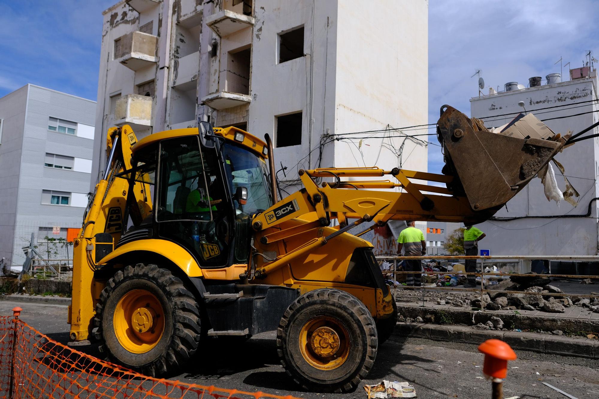 Derriban dos bloques de casas en Tamaraceite para evitar que entren okupas