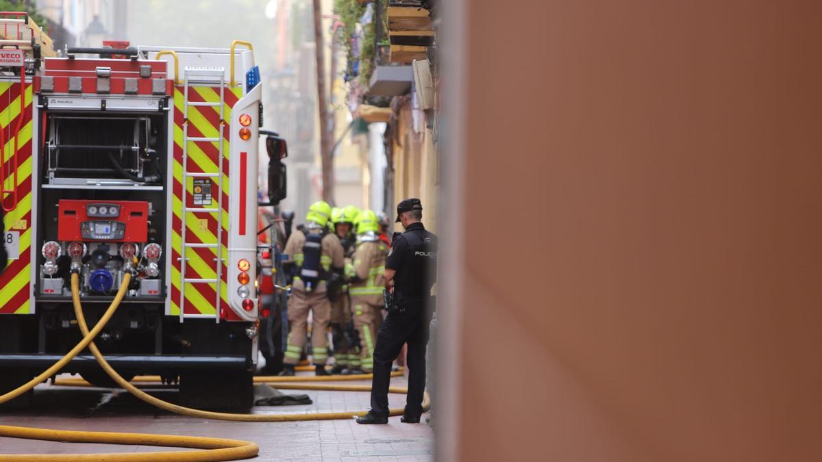 Los bomberos se emplean a fondo contra las llamas.