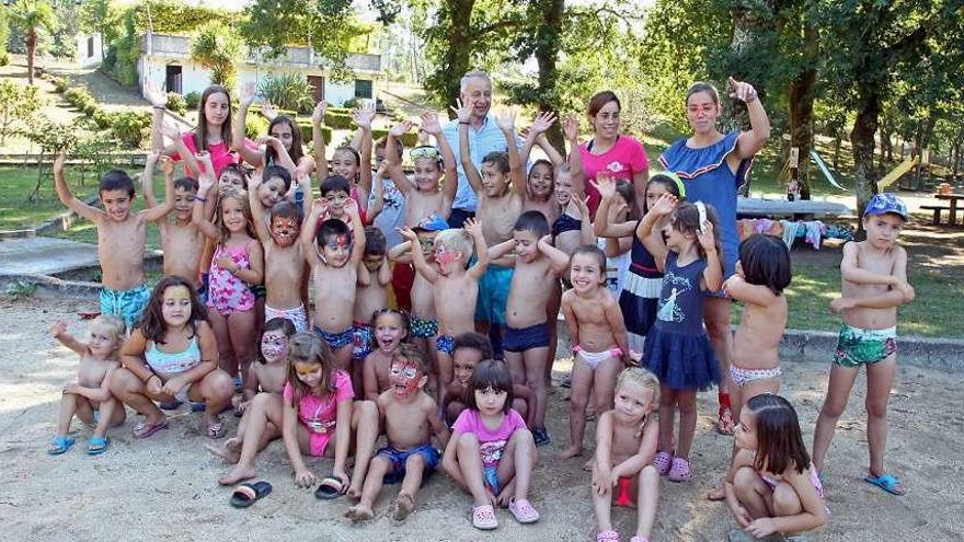 Los cerca de 40 niños en la playa fluvial de Liñares, ayer. // Bernabé/ Juan Carlos Asorey