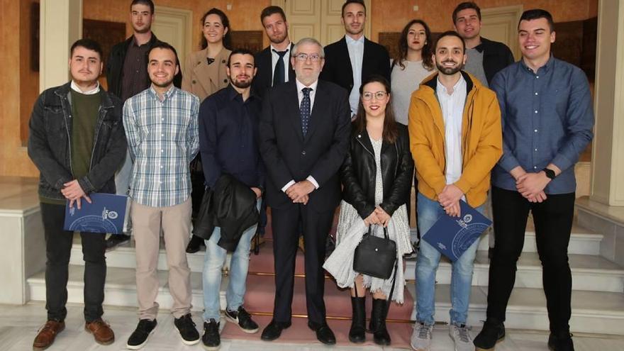 El Consejo de Estudiantes de la UCAM junto al presidente de la Asamblea Regional, Alberto Castillo.