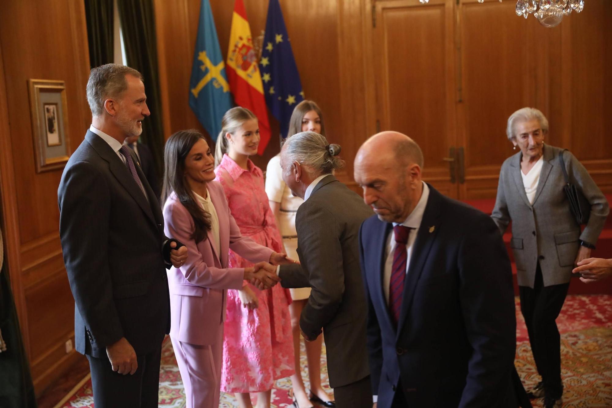 EN IMÁGENES: Así fue la recepción de los Reyes y sus hijas a los Premios Fin de Carrera de la Universidad de Oviedo