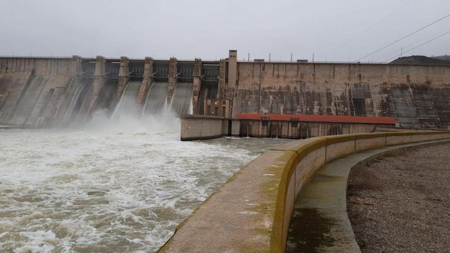 Embalse de Mequinenza desembolsando agua