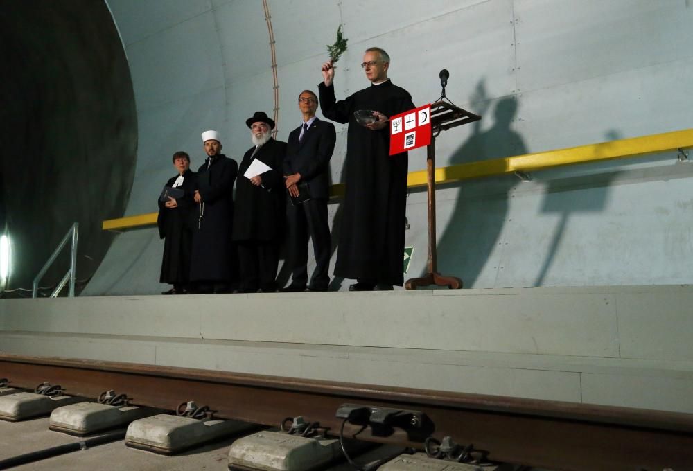 Suiza ha inaugurado el El nuevo túnel ferroviario de San Gotardo, el más extenso del mundo con 57 kilómetros.