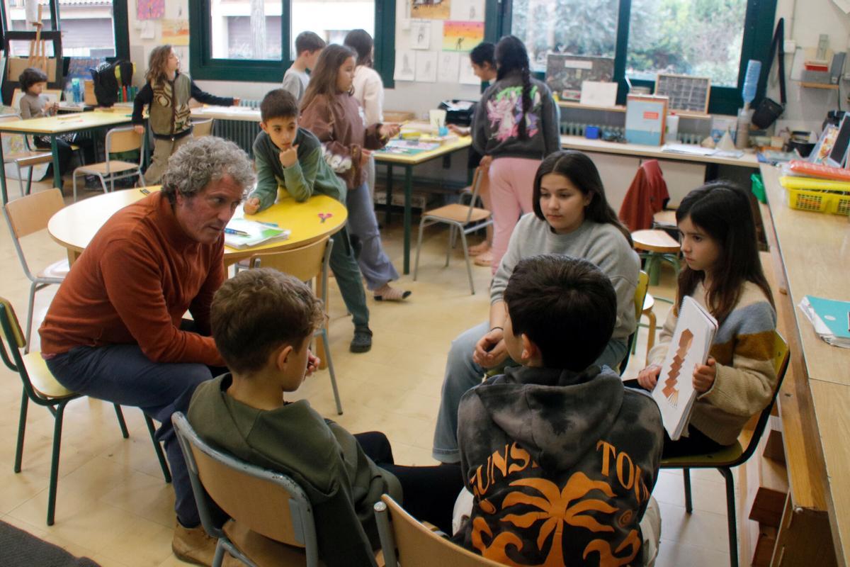 La classe de 5è B de primària de l'escola de Bordils treballant el projecte de l'aprollapis