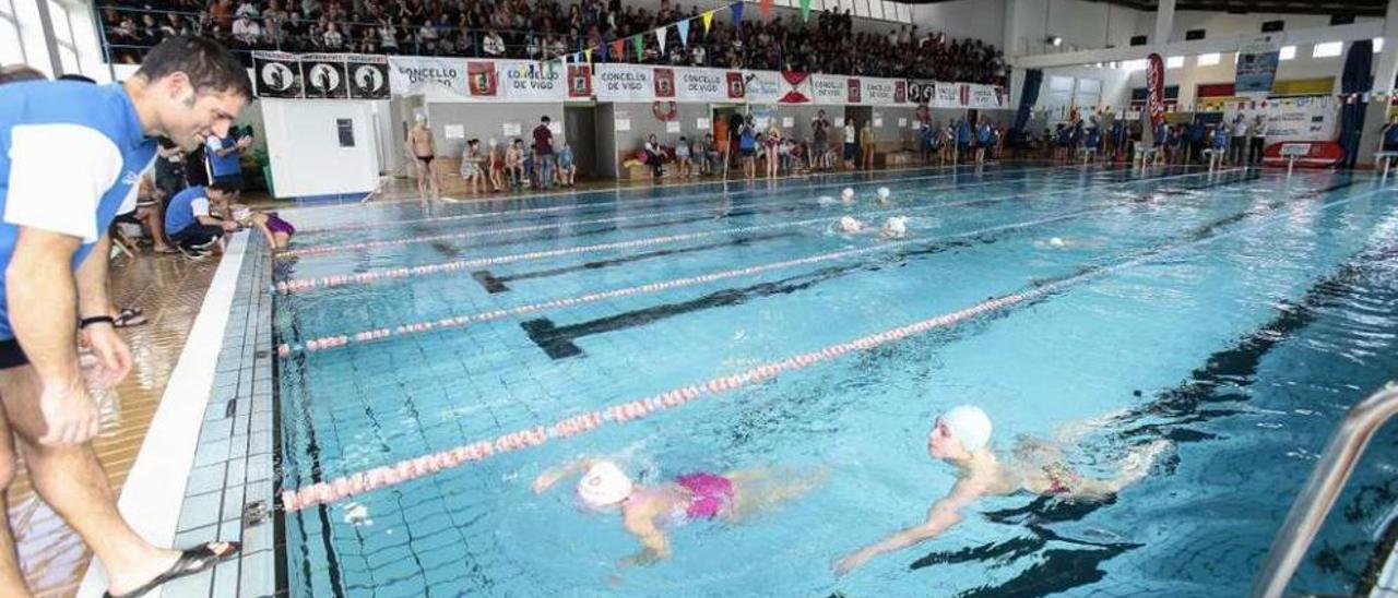 Jornada de la Liga Escolar de Natación de 2015 en la piscina del Carmen. // FdV