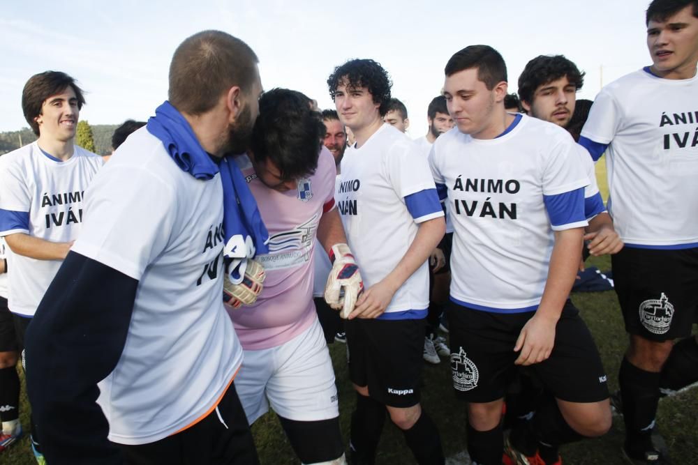 Iván Blanco, portero del Unión Deportivo San Esteban, recibe un homenaje sorpresa