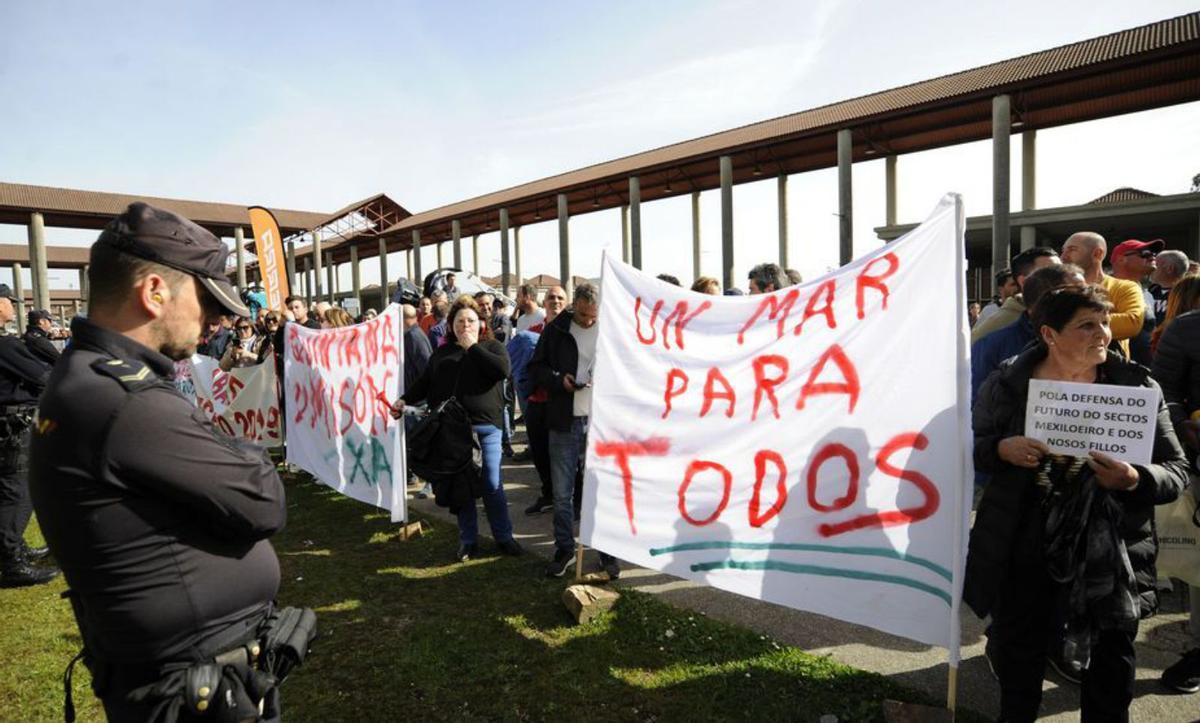 Un momento de la protesta de los mejilloneros, ayer. |   //  BERNABÉ