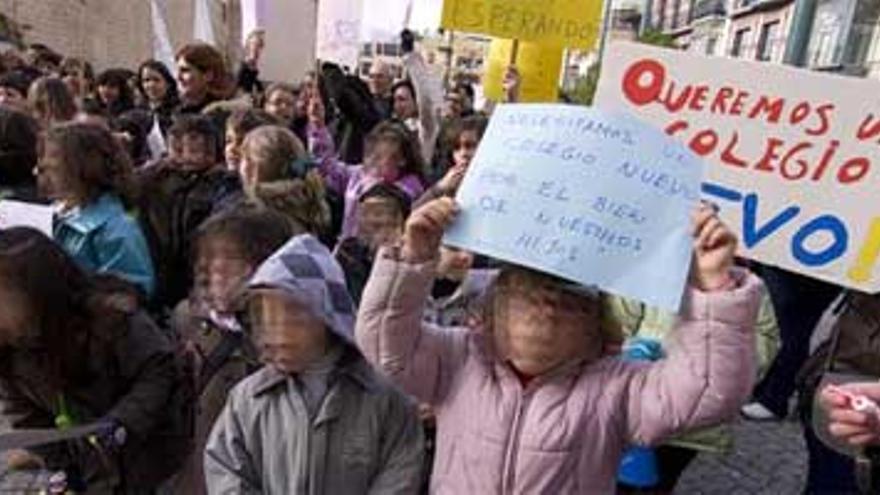 Un centenar de padres y alumnos del Bótoa salen a la calle en defensa del nuevo colegio