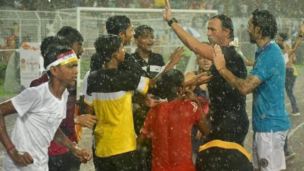 Carles Cuadrat saluda a los aficionados que desafiaron la lluvia torrencial en Calcuta