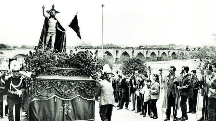 Imagen antigua de la procesión de la Resurrección con el Puente de Piedra de fondo. | LOZ