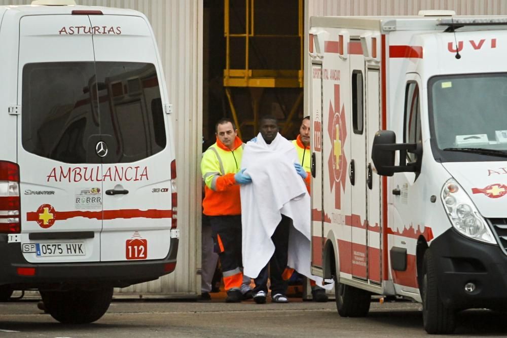 Rescatados 12 tripulantes de un pesquero hundido al norte de Luarca