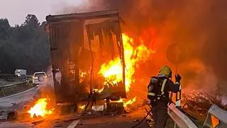 Un camión de mercancías peligrosas arde en la A-6 cuando circulaba a la altura de Requián, en Betanzos