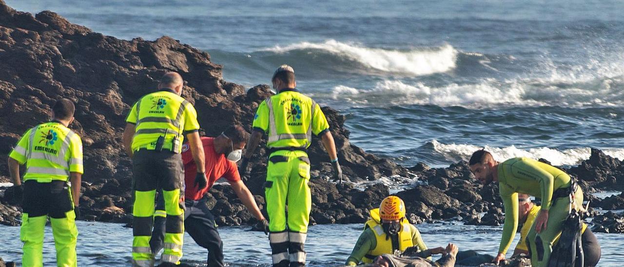 Efectivos de emergencia rescatan en noviembre los cuerpos de los inmigrantes que se ahogaron junto al muelle de Órzola. | | EFE/JAVIER FUENTES