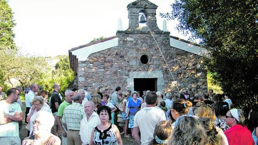 Los romeros tocan la campana de San Roque, el año pasado, en Candás.