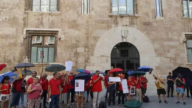 El personal de prevención de incendios protesta frente al Palau de la Generalitat