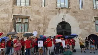 Personal de Prevenció d’Incendis reclama estabilitat i unes millors condicions davant del Palau de la Generalitat