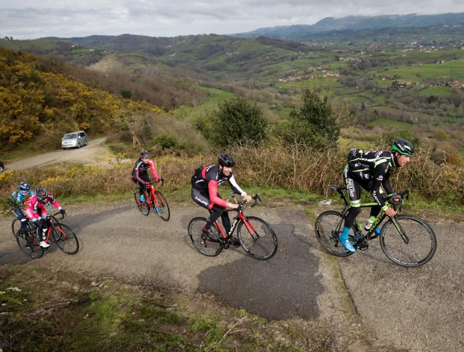 Subida de reconocimiento al final de la etapa de la Vuelta a España en Nava