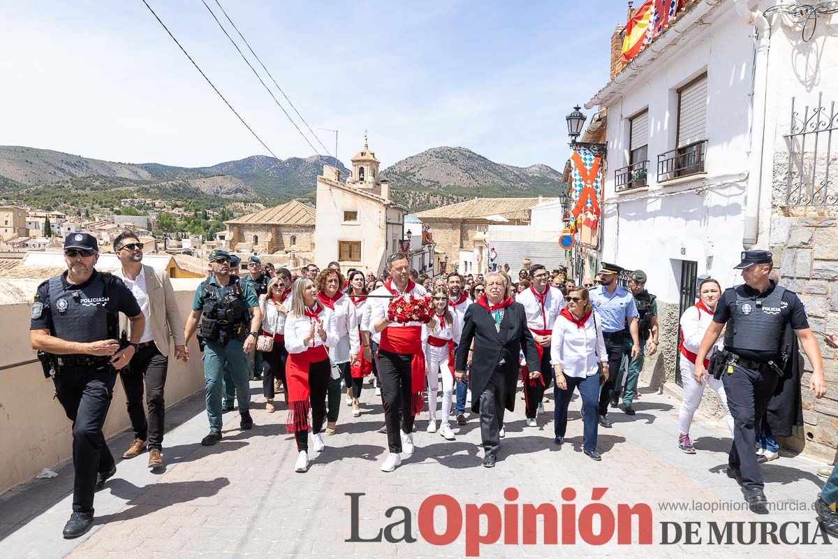 Bandeja de flores y ritual de la bendición del vino en las Fiestas de Caravaca