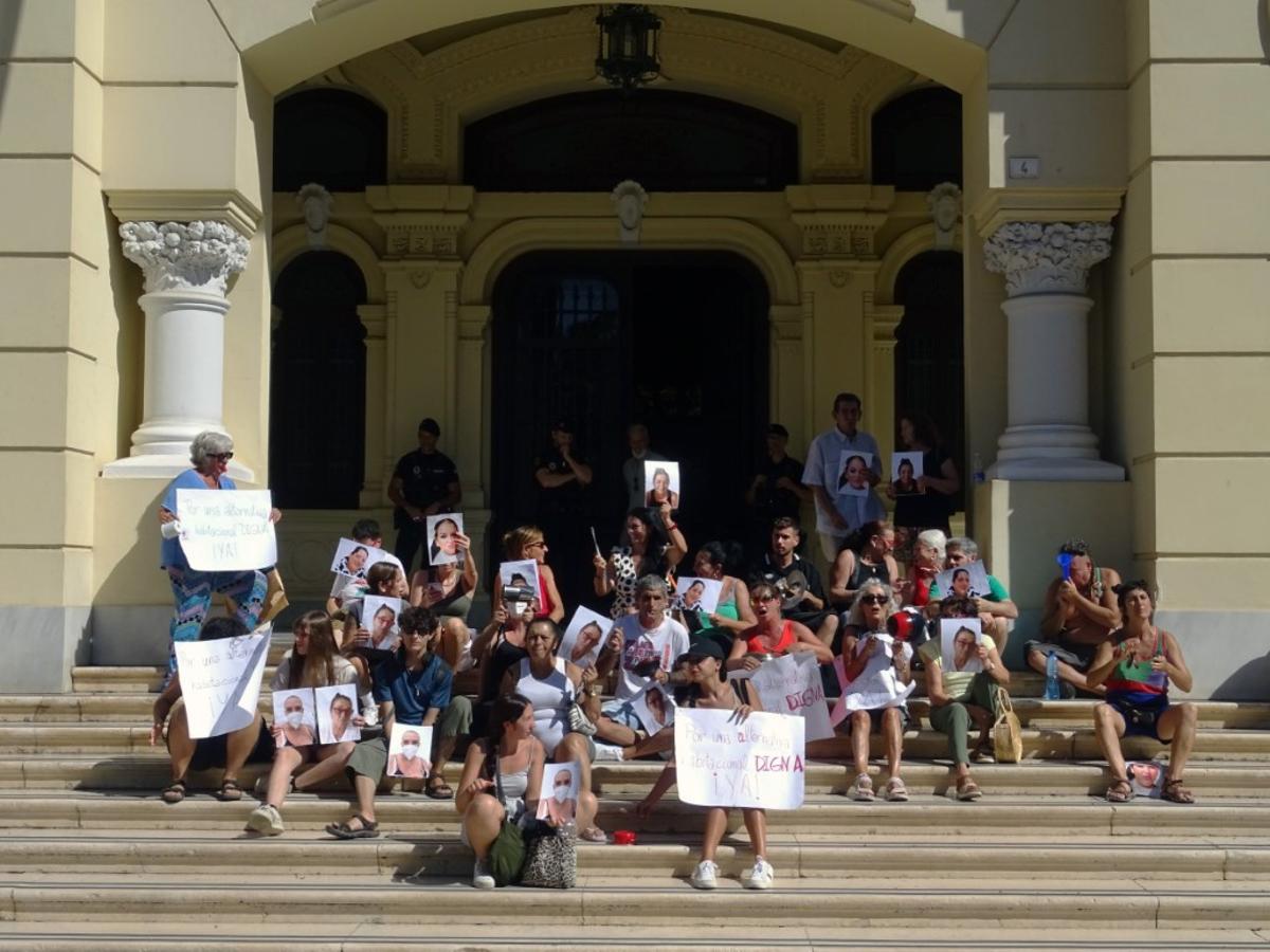 Otro momento de la cacerolada de protesta de Un Techo por Derecho, que hizo una sentada en la escalera del Ayuntamiento.