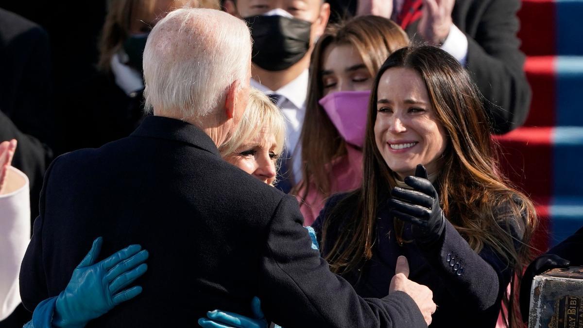 Joe Biden abrazó a su hija Ashley después de prestar juramento como presidente de EEUU.