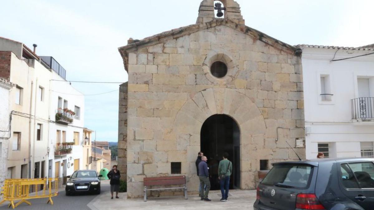 Ermita de Sant Antoni 8 Vecinos de les Useres, en el exterior del templo. | JAVIER NOMDEDEU