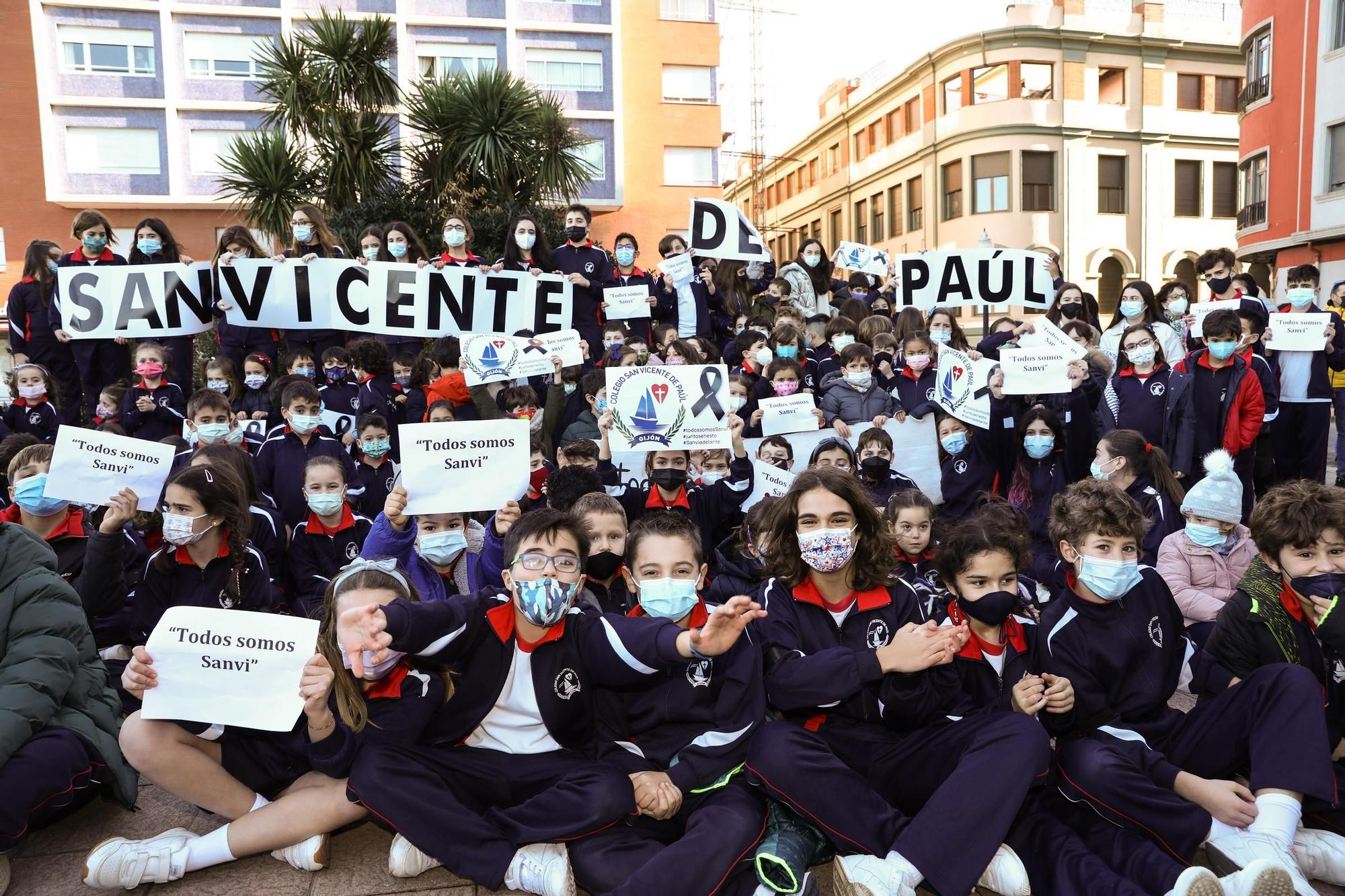 La concentración de profesores, alumnos y familias del San Vicente, en imágenes