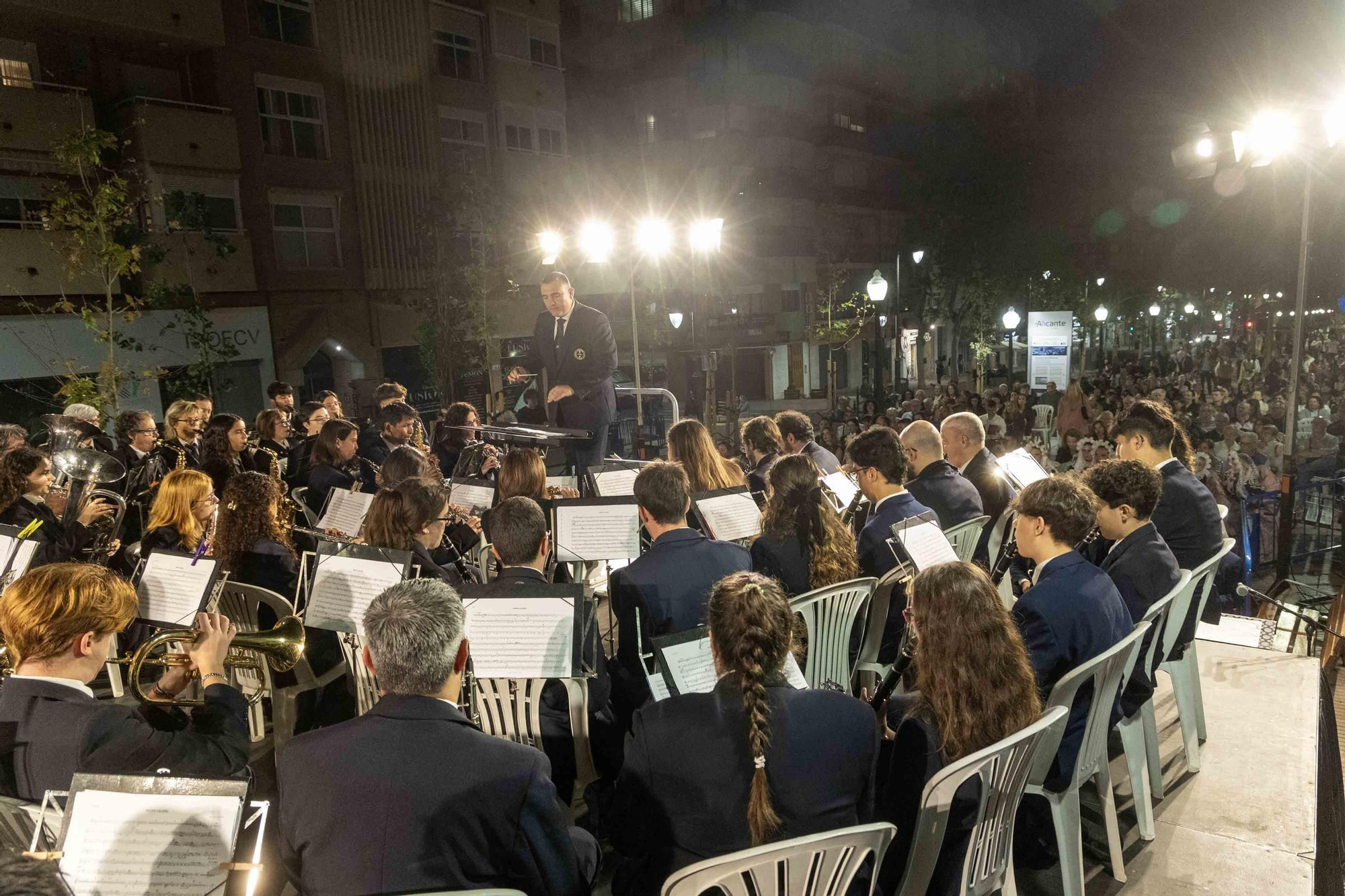 El homenaje al fundador de las Hogueras, José María Py, y el Festival de Bandas de Andrés Llorens iluminan una noche con olor a fiesta y pólvora