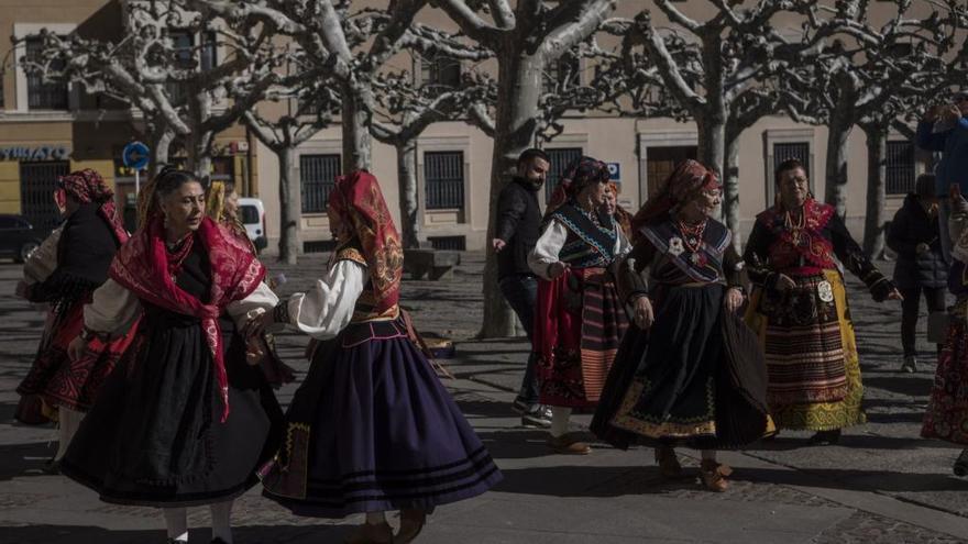 Un grupo de águedas bailan en la Plaza de Viriato.