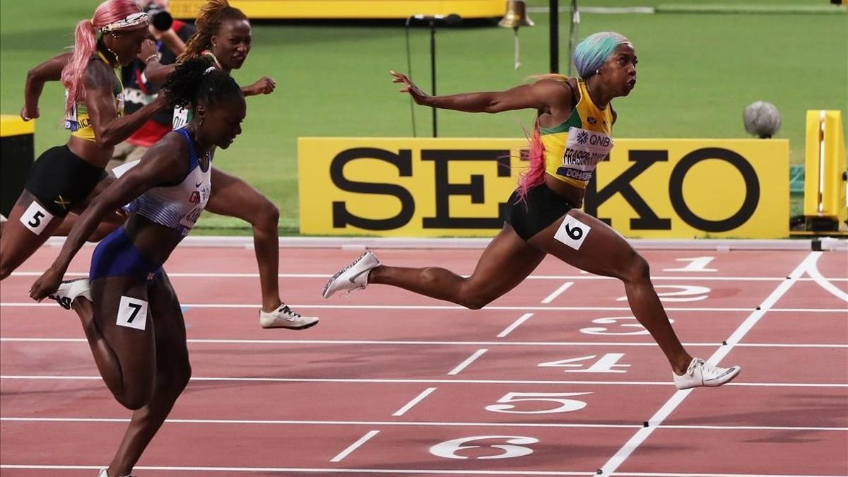 Fraser-Pryce cruza la meta triunfante en la final de los 100 metros