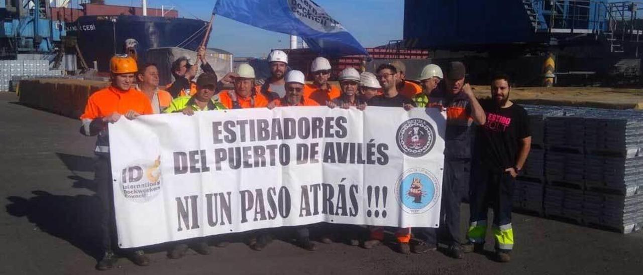 Estibadores avilesinos, durante una protesta.