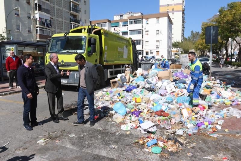 Recogida de basura en La Palmilla.