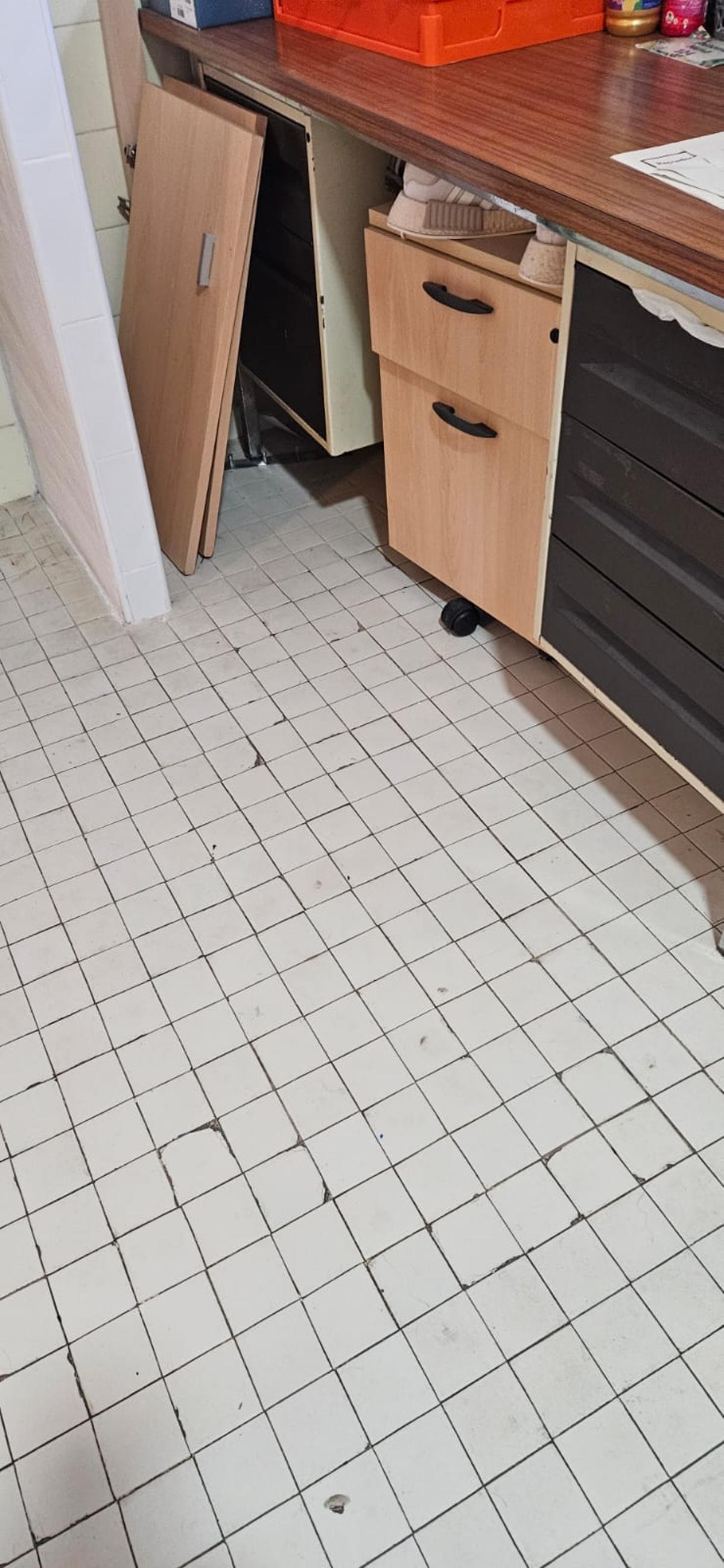 Muebles rotos en la residencua, según imágenes cedidas por los trabajadores